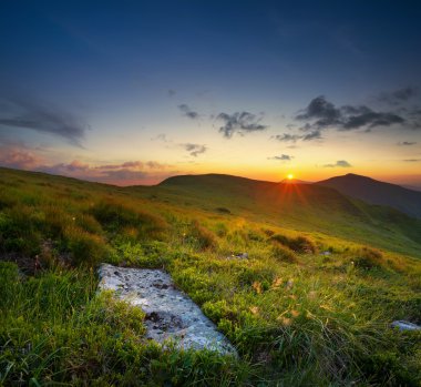 gün batımı sırasında dağlar