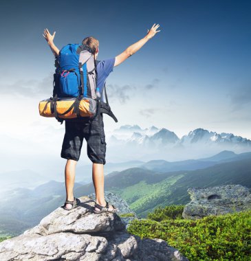 dağ tepe üzerinde turist