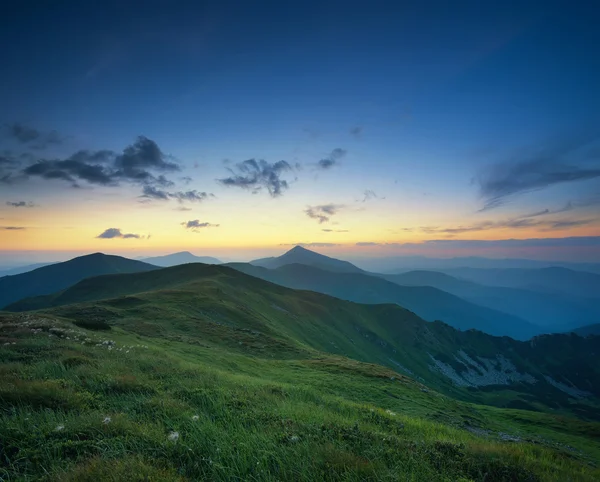 Valle della montagna durante l'alba — Foto Stock