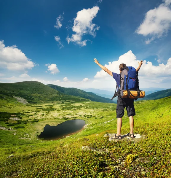 Tourist in summer mountain valley — Stock Photo, Image