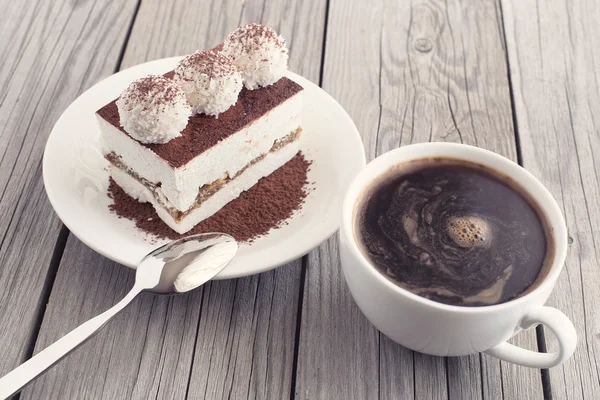 Kaffe och kaka som en morgon måltid — Stockfoto