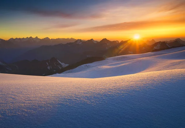 Alta montaña durante el amanecer — Foto de Stock