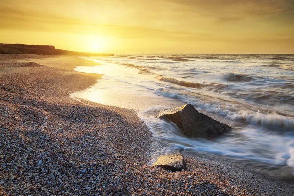 Havsstranden under guld sunrise — Stockfoto