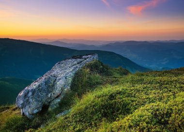 Gün batımı sırasında dağ manzarası