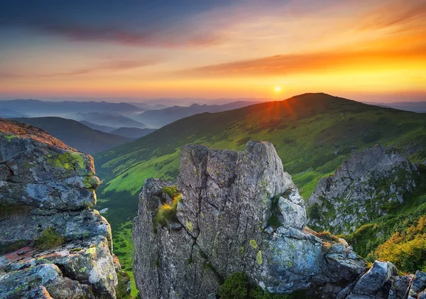 Paisaje de montaña al atardecer — Foto de Stock