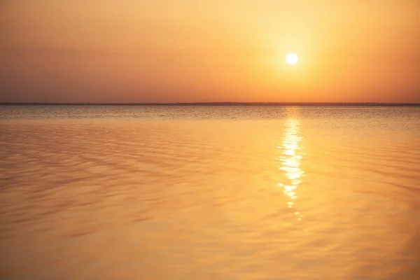 Superficie dell'acqua durante l'estate — Foto Stock