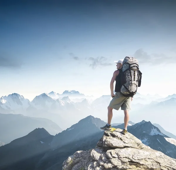 Turist titta på bergstopp — Stockfoto