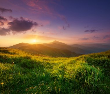 Gün batımında dağ manzarası