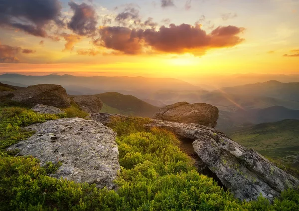 Vallée de montagne au lever du soleil — Photo