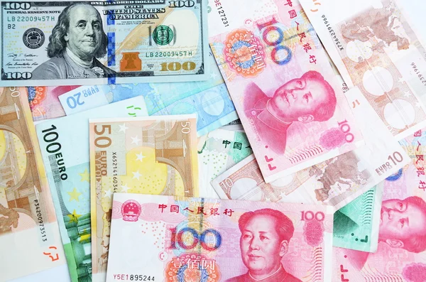 Различные банкноты евро, долларов и китайского юаня — стоковое фото