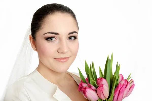 Gelukkige bruid met sluier en tulpen — Stockfoto