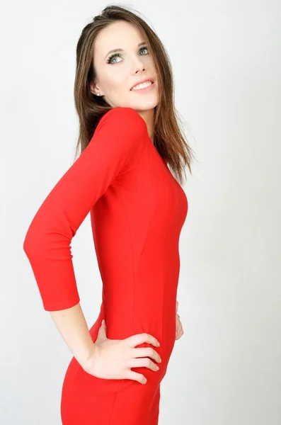 Счастливая девушка в красном платье — стоковое фото