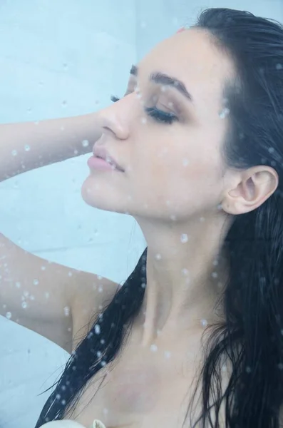 Mujer Joven Con Pelos Mojados Bajo Ducha Gotas Agua Visables —  Fotos de Stock