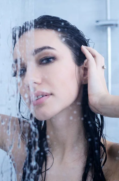 Junge Frau Mit Nassen Haaren Unter Der Dusche Sichtbare Wassertropfen — Stockfoto