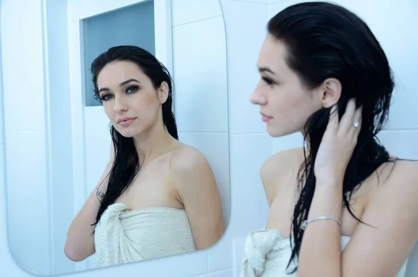 여자가 거울에 욕실에서 자신을 있습니다 아름다운 실레지아양 시간입니다 — 스톡 사진