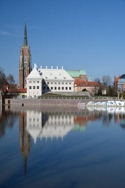 WROCLAW, POLAND - 21 Şubat 2021: Wroclaw şehir manzarası, Old Town, Odra nehri ile St. John 's katedrali.