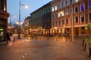 Wroclaw, POLAND - 3 Mart 2021: Wroclaw 'ın şehir merkezi. Covid-19 pandemisi sırasında sokaklar boş.