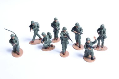 Plastik yapıştırılmış oyuncak, bir grup İngiliz askeri. El boyası, küçük heykelcikler..