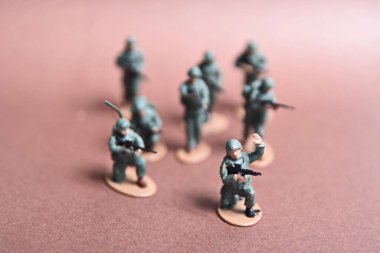 Plastik yapıştırılmış oyuncak, bir grup İngiliz askeri. El boyası, küçük heykelcikler..