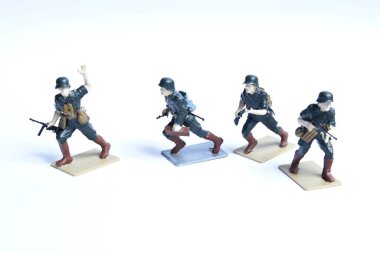 Heykeller, plastik yapıştırıcı oyuncaklar, el boyası. 2. Dünya Savaşı 'ndan kalma bir grup Alman askeri..