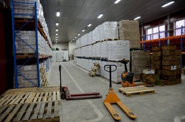 WROCLAW, POLAND - 26 Kasım 2016: Polonya 'da gıda bankası. Muhtaçlar için yiyecek deposu.