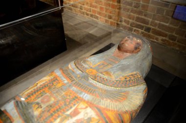 WROCLAW, POLAND - 10 ARALIK 2016: Wroclaw Arkeoloji Müzesinde Mısır 'dan antik mumya.