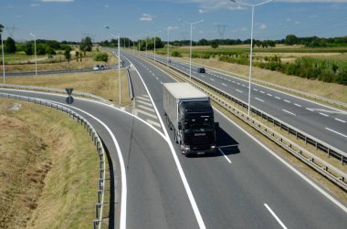 Wroclaw ve Varşova arasında Polonya 'da ekspres yol var. 1 Ağustos 2020 'de trafik.