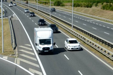 Wroclaw ve Varşova arasında Polonya 'da ekspres yol var. 1 Ağustos 2020 'de trafik.