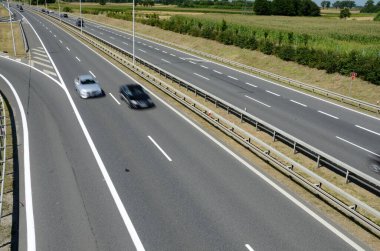 Wroclaw ve Varşova arasında Polonya 'da ekspres yol var. 1 Ağustos 2020 'de trafik.