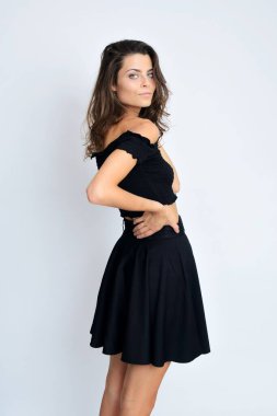 Stüdyodaki genç Polonyalı kadın. Siyah bluzlu, siyah etekli, ince saçlı kadın..