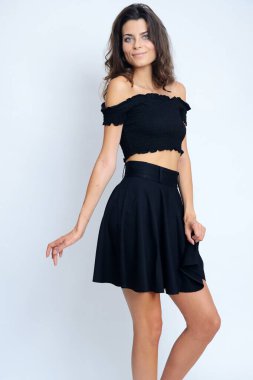 Stüdyodaki genç Polonyalı kadın. Siyah bluzlu, siyah etekli, ince saçlı kadın..