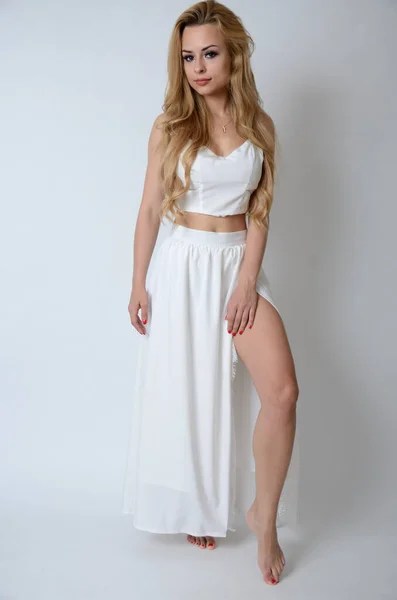 Modelo Polonês Posando Com Top Branco Vestido Branco Longo Com — Fotografia de Stock