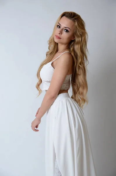 Modelo Polonês Posando Com Top Branco Vestido Branco Longo Com — Fotografia de Stock