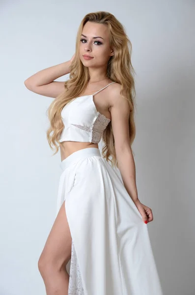 Polski Model Pozujący Białą Bluzką Długa Biała Sukienka Krojem Pokazująca — Zdjęcie stockowe