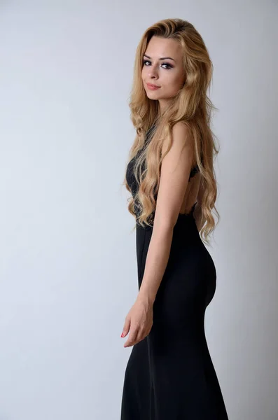 Modelo Polonia Posando Con Vestido Largo Negro Encantadora Joven Posando — Foto de Stock