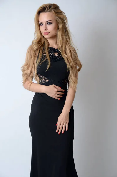 Modelka Polski Długiej Czarnej Sukience Urocza Młoda Kobieta Pozująca Studio — Zdjęcie stockowe