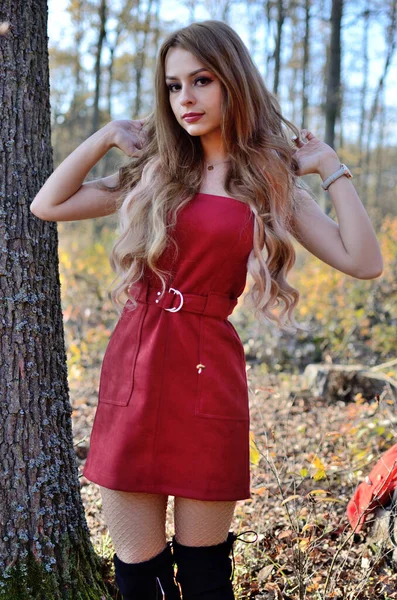 Teplý Podzim Polsku Mladá Žena Červených Šatech Obklopená Stromy Žena — Stock fotografie