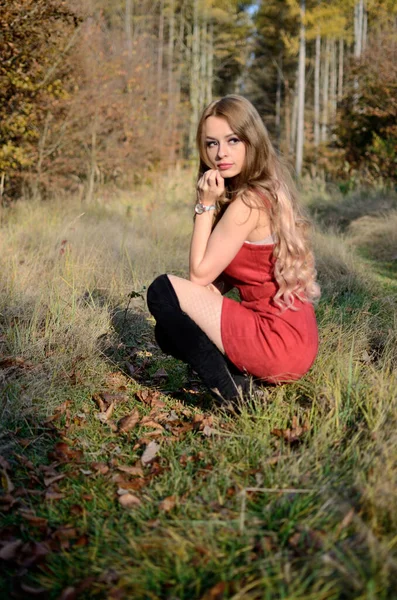 Automne Chaud Pologne Jeune Femme Avec Robe Rouge Entourée Arbres — Photo