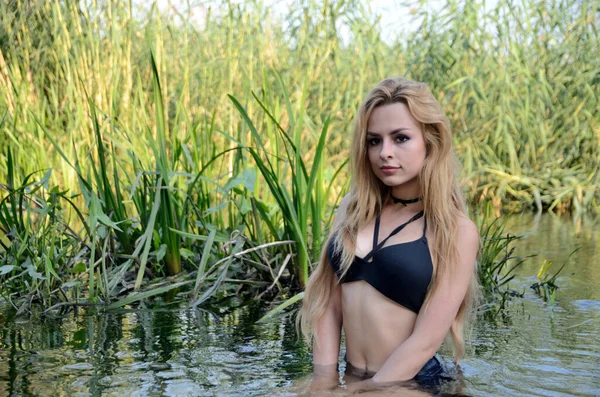 Mooie Jonge Vrouw Die Poseert Voor Buitenfoto Aantrekkelijke Vrouw Rivier — Stockfoto