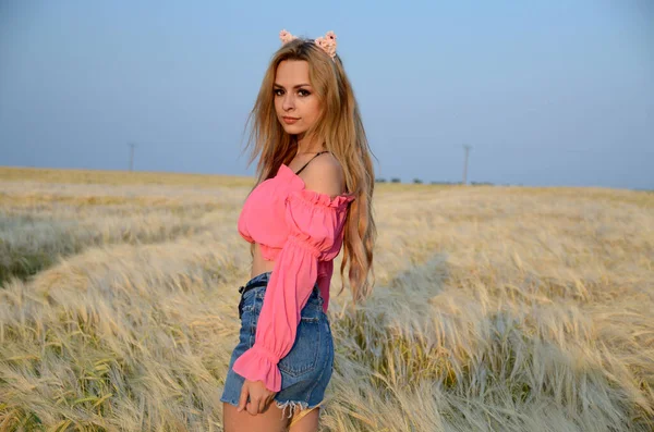 Woman Flowers Band Her Hair Wearing Pink Top Short Skirt — Stock Photo, Image