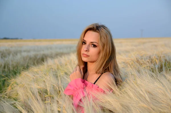 Encantadora Jovem Posando Campo Centeio Mulher Usando Top Mindinho — Fotografia de Stock