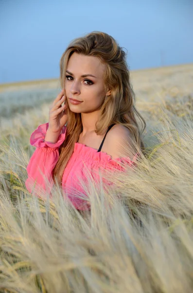 Encantadora Jovem Posando Campo Centeio Mulher Usando Top Mindinho — Fotografia de Stock