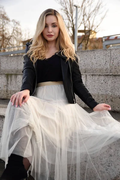 Młoda Kobieta Wrocławiu Studentka Blond Włosami Białą Sukienką — Zdjęcie stockowe