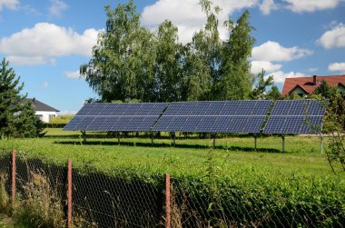 Polonya, Aşağı Silezya 'daki güneş panelleri. Mavi gökyüzü ile güzel bir yaz.