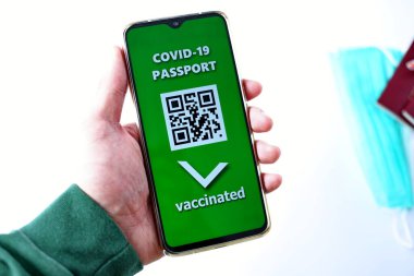 SARS-CoV-19 salgını sırasında seyahat ediyor. Cep telefonunda Covid-19 pasaport uygulaması.