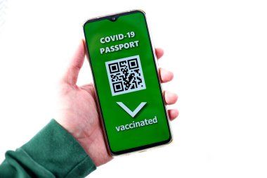 SARS-CoV-19 salgını sırasında seyahat ediyor. Cep telefonunda Covid-19 pasaport uygulaması.