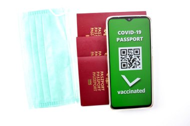 SARS-CoV-19 salgını sırasında seyahat ediyor. Geleneksel pasaport ve cep telefonunda Covid-19 pasaport uygulaması.