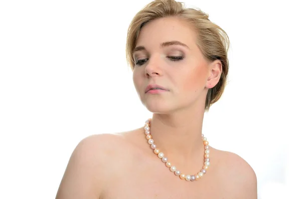 Modelo feminino com colar de pérolas — Fotografia de Stock