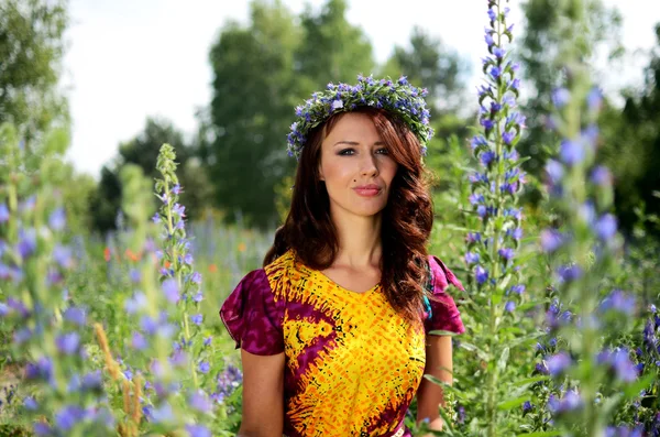 Menina com coroa de flores — Fotografia de Stock