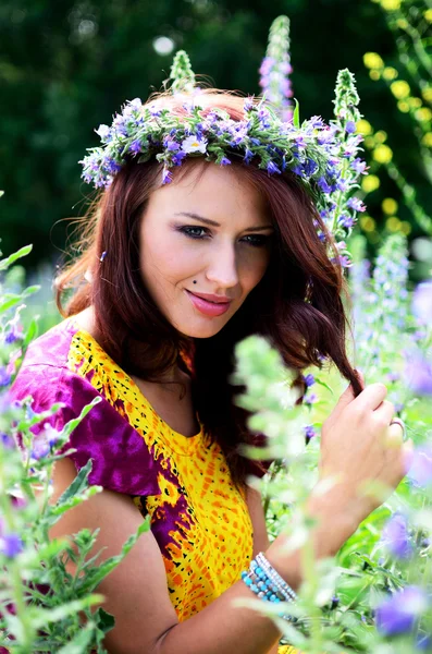 Menina com coroa de flores — Fotografia de Stock